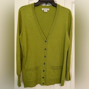 Liz Claiborne: Green V-neck, button front long sleeve sweater & pockets. Size M